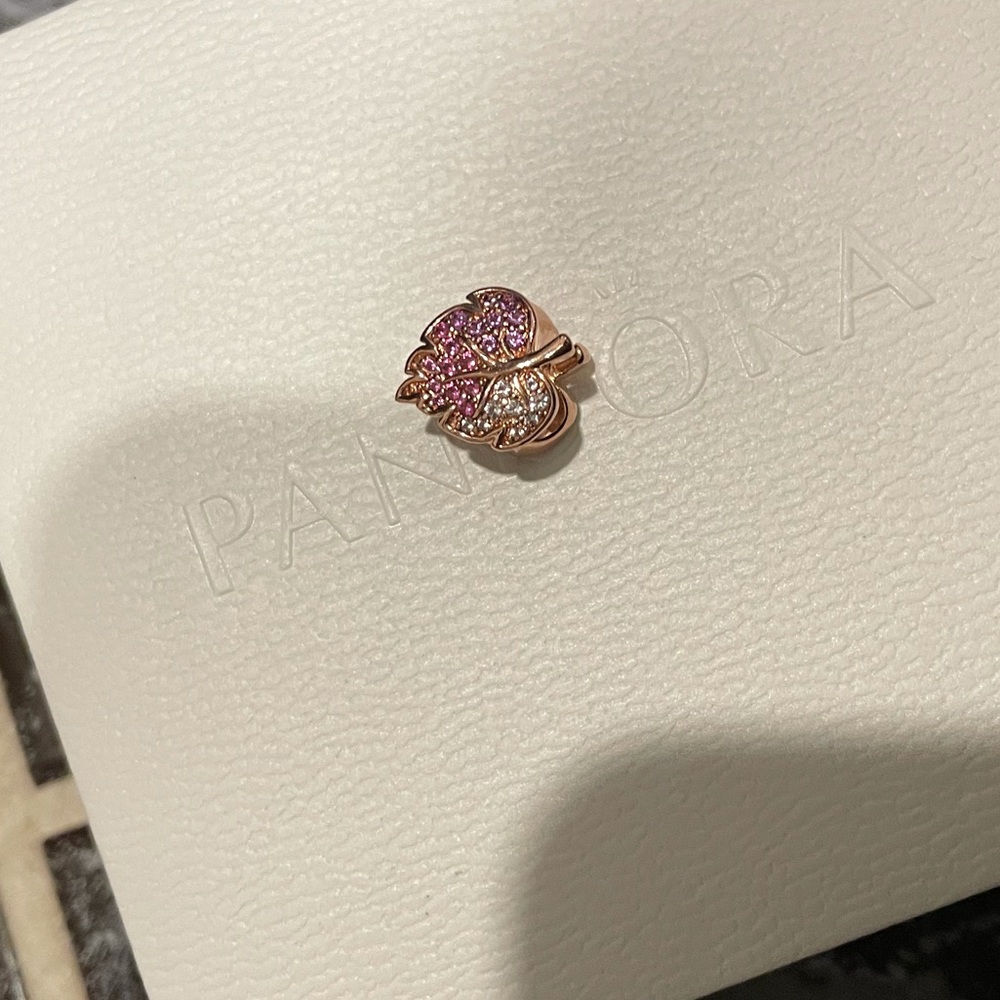 PANDORA Sparkling Pavé Leaf Charm